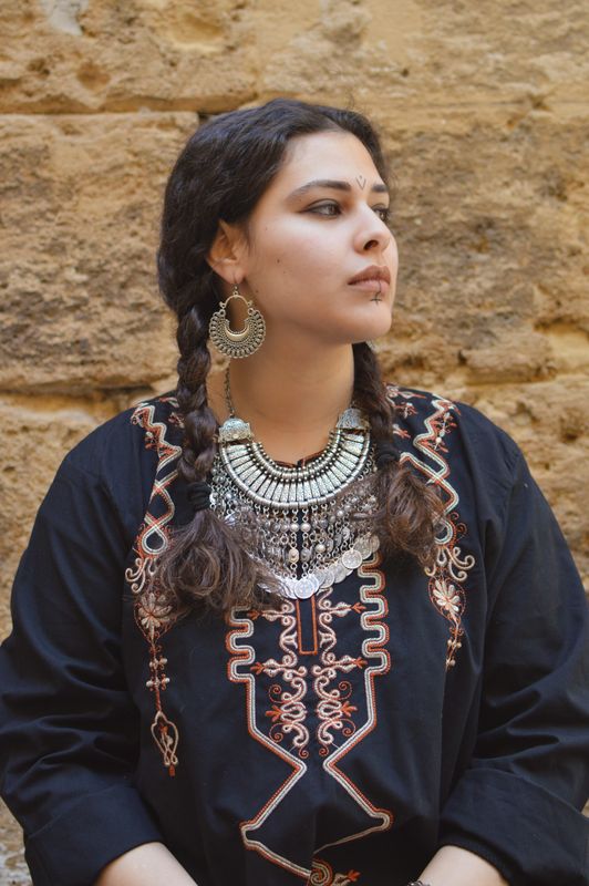 Femme amazighe en costume traditionnel berbère avec bijoux — patrimoine marocain