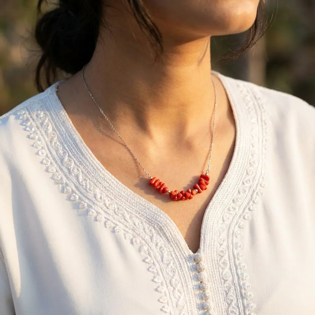 Femme portant un collier en corail rouge — bijoux berbères marocains et tradition amazighe