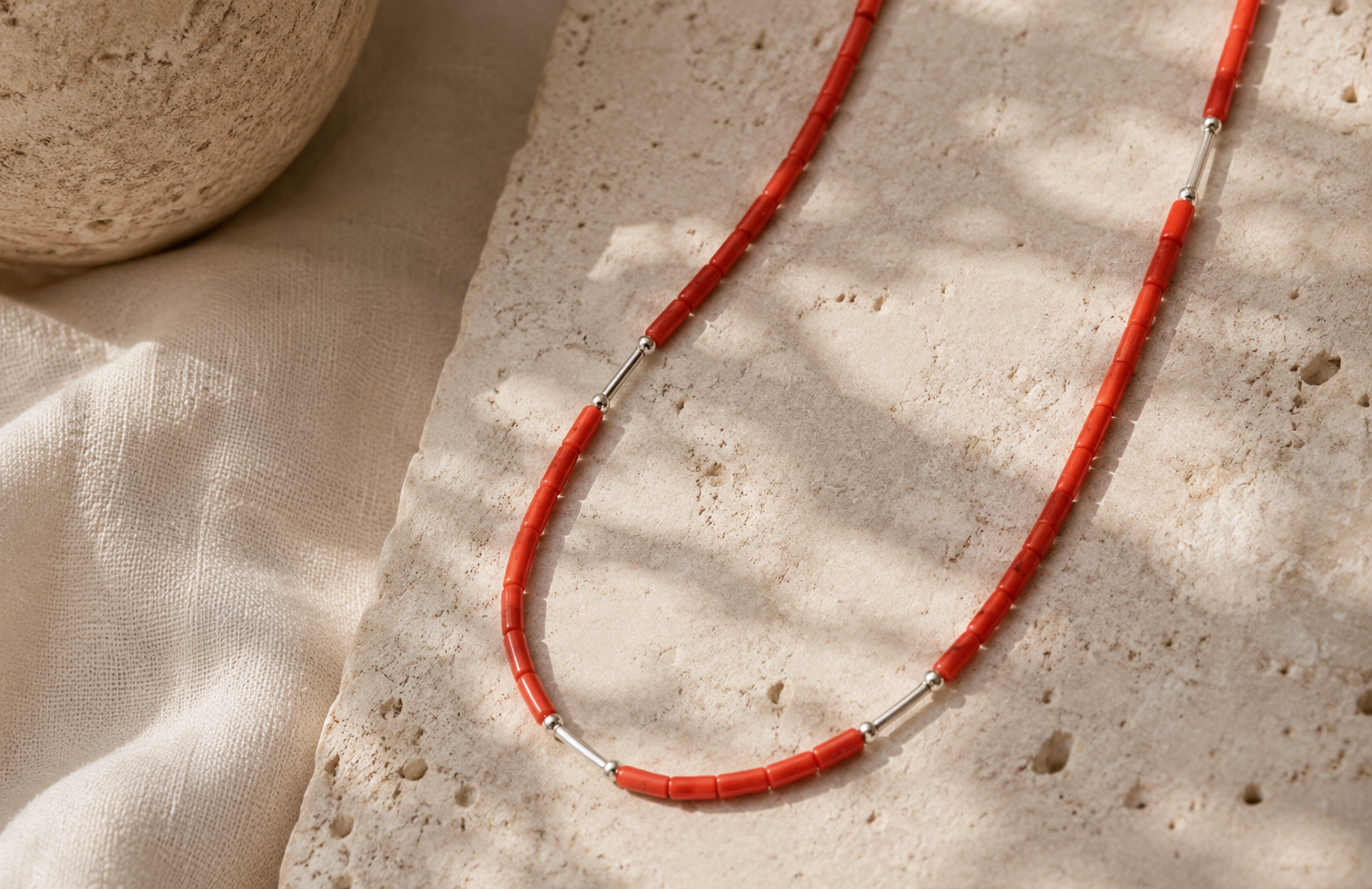 Collier AMAYAS en corail naturel et argent 925 sur pierre travertine — bijoux artisanaux marocains