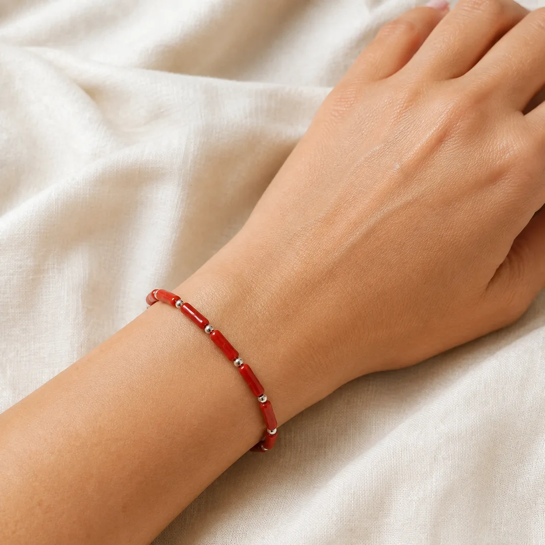 Bracelet Lucia porté au poignet — corail rouge et argent 925 AMAYAS