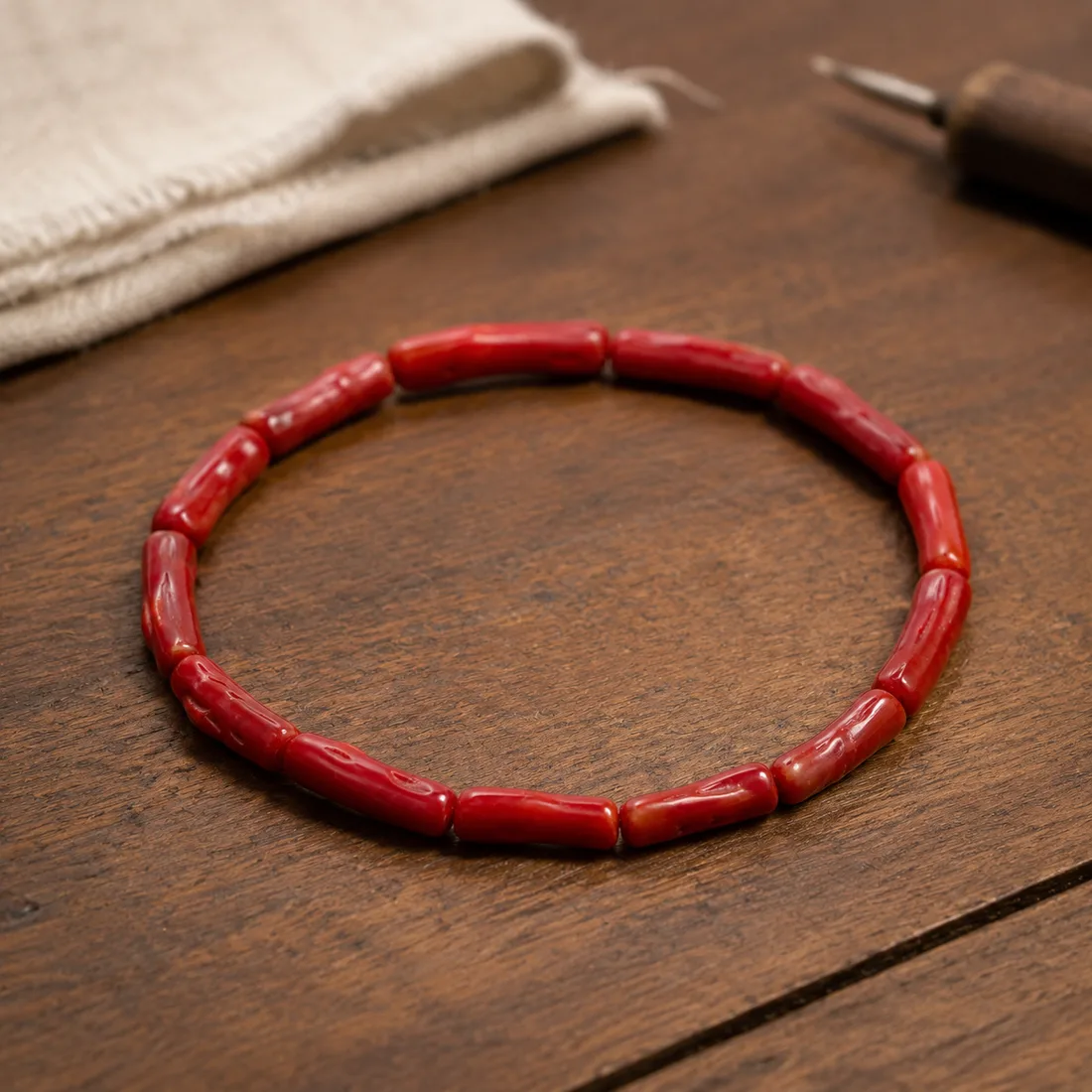 Bracelet Sirocco sur l'établi — corail rouge assemblé à la main au Maroc